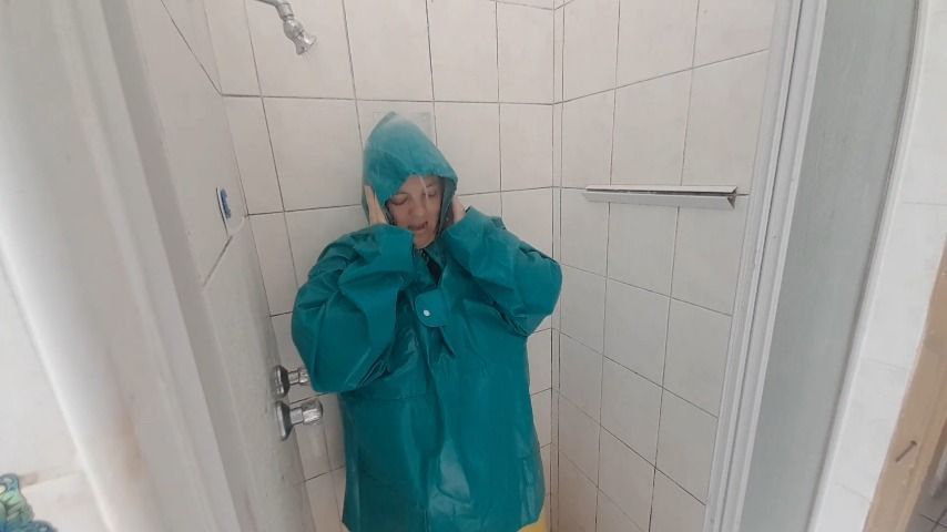 New PVC Rainwear Wet in the Shower