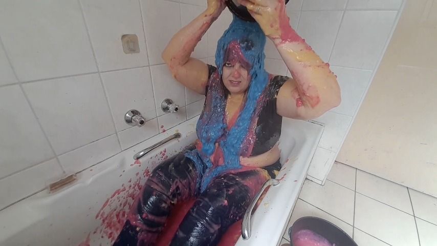 Blue jeans and messy gunging in the bath