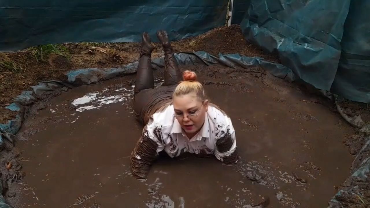 Business woman in muddy orgasm