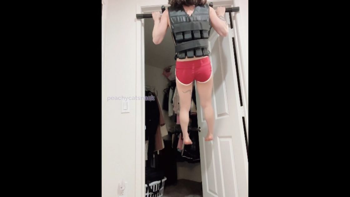 100 lb muscle girl does pull-ups with 40 lb weight vest