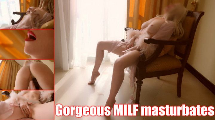 Gorgeous MILF masturbates