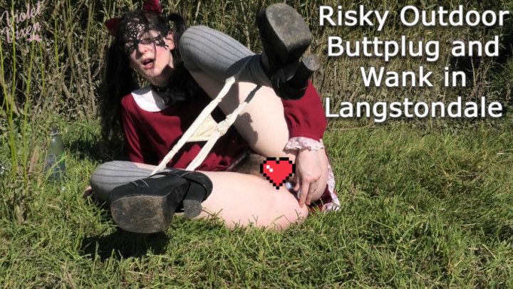 Risky Outdoor Buttplug and Wank in Langstondale