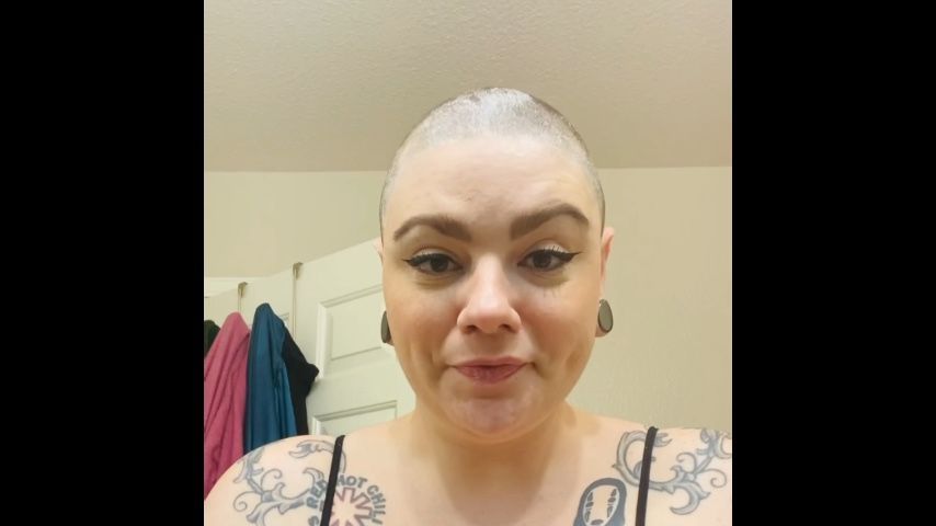 Bald Girl Wet Shaves her Head