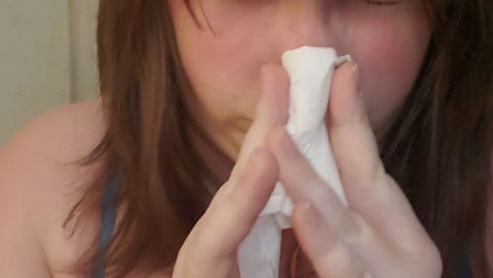 BBW MAKES HERSELF SNEEZE/LOUD NOSE BLOWS