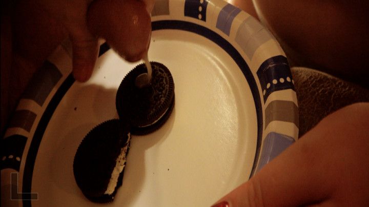 Teen Deepthroats For Cum On Her Oreos