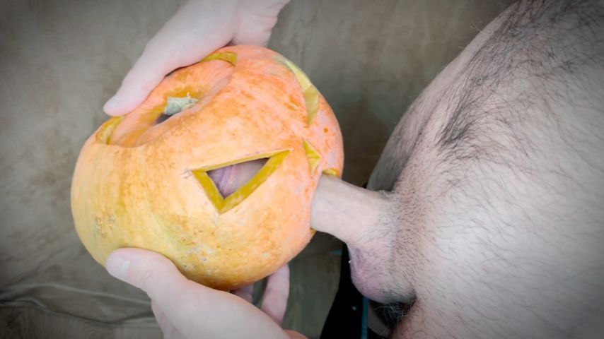 Guy fucks pumpkin on Halloween