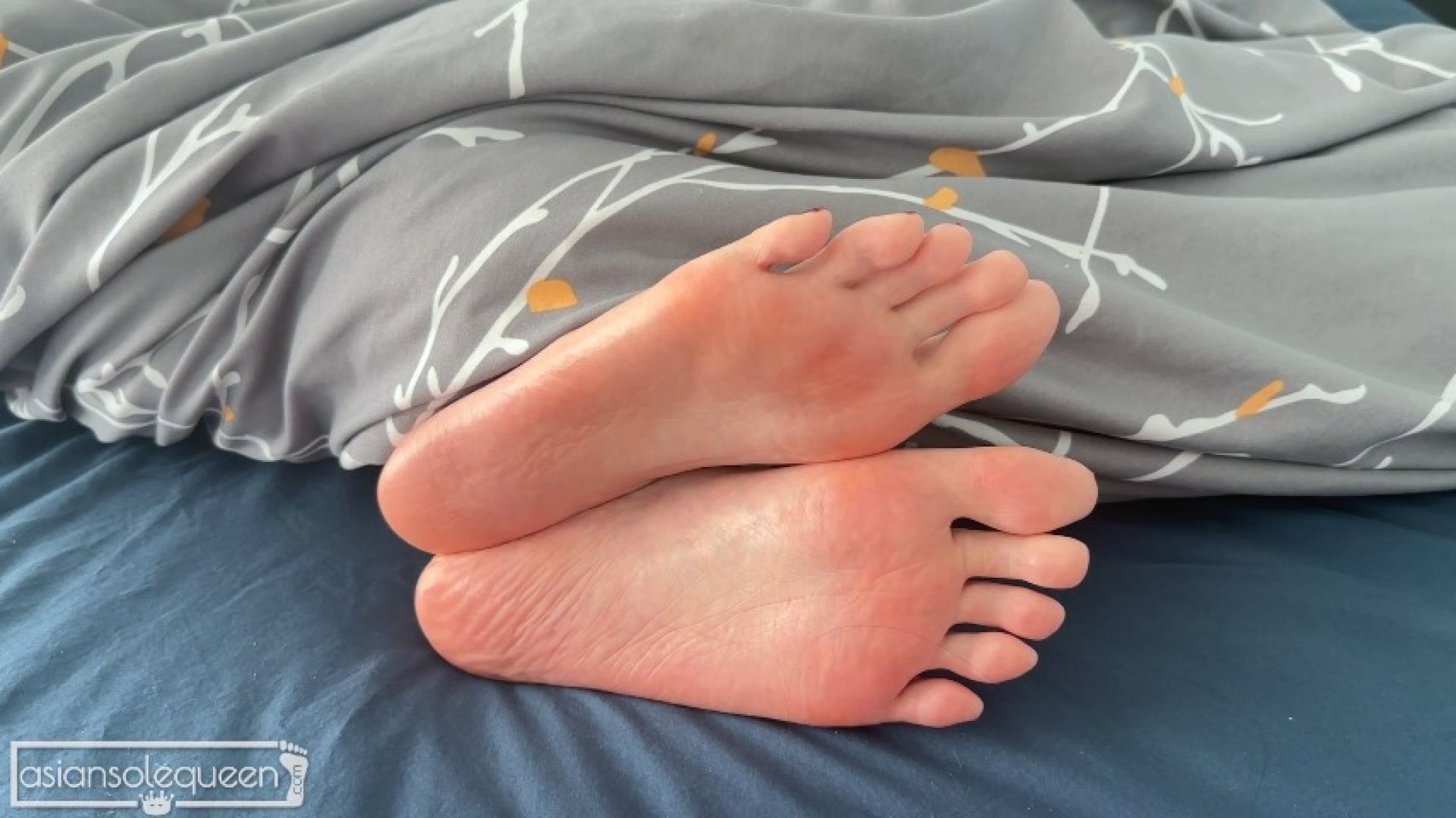Soles Tease with Scrunching and Toe Wiggling