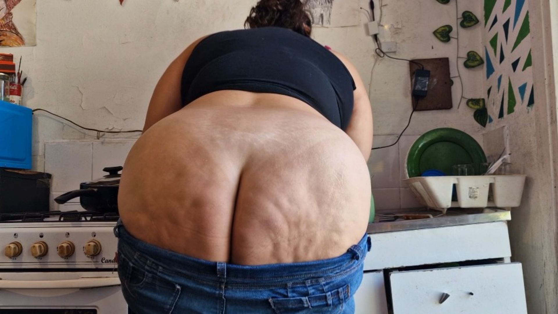 BBW BUTTCRACK FETISH IN JEANS DOING THE DISHES