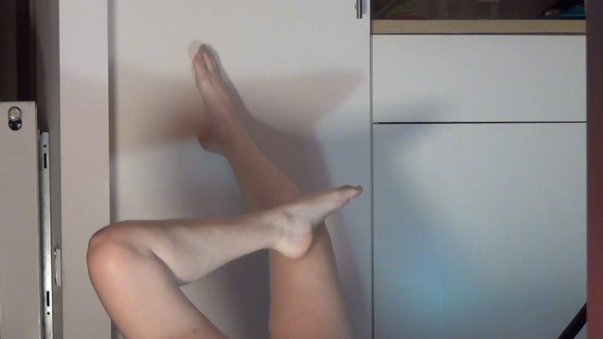 Little play with feet