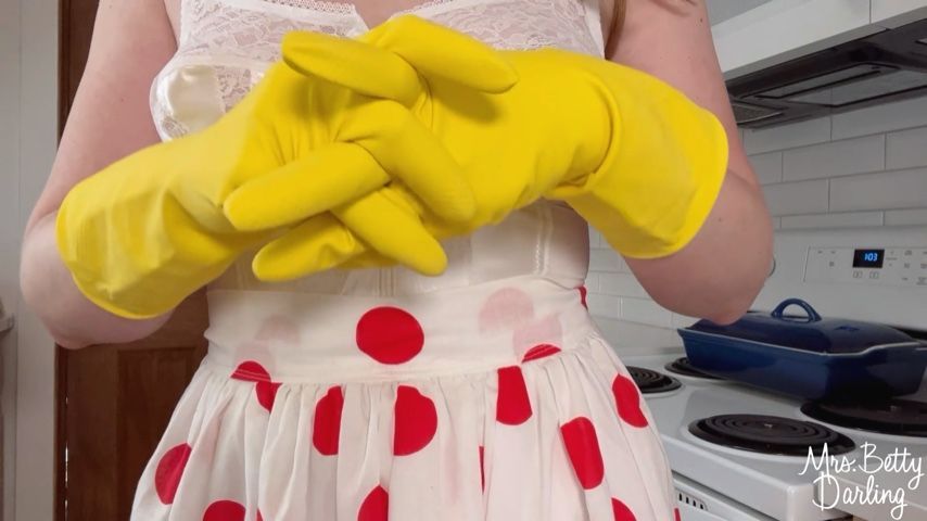 Housewife Gets Naughty w Rubber Gloves