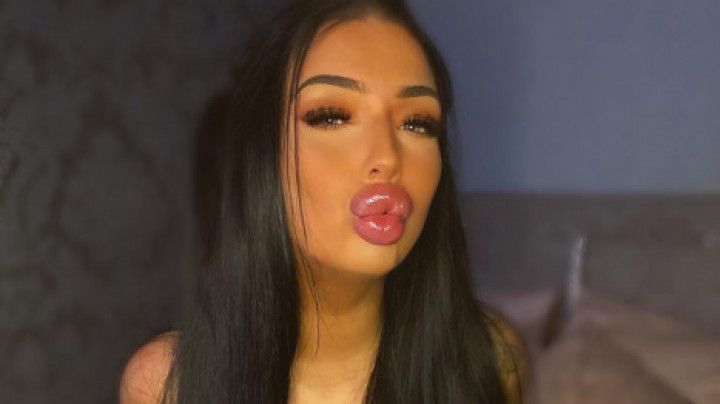 Look at my fake, fuckdoll lips