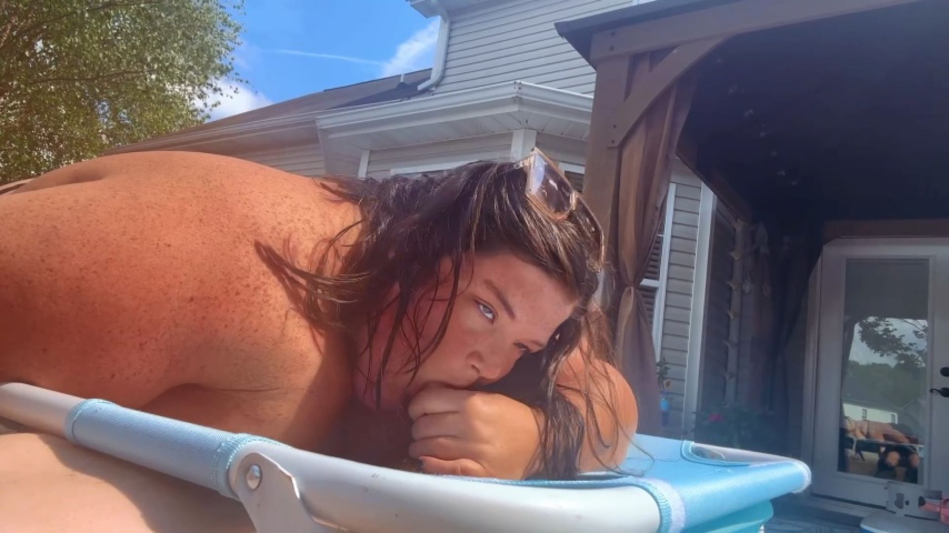 Sucking dick through the tanning chair