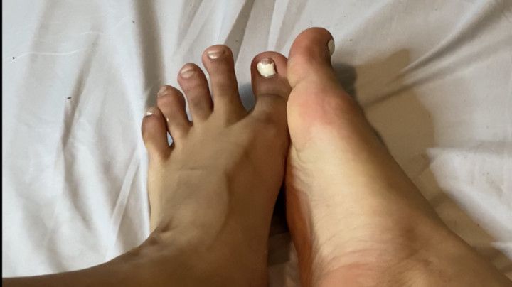 Long toed goddess massages feet