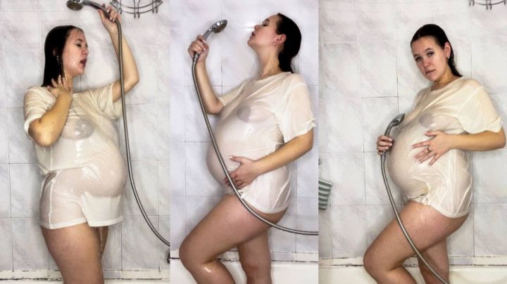 The pregnant woman arranged a show of wet t -shirts