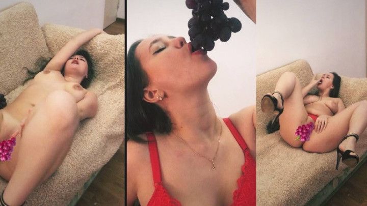 Hot pussy eats grapes