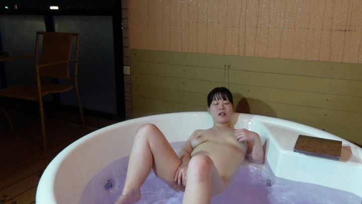 RIE, Masturbation while lying naked in an open-air bath