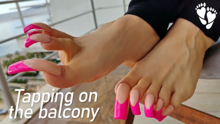 Long toenails tapping on the balcony