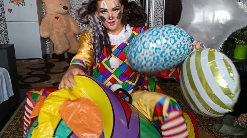 clowngirl blow myllar ballons on rhino