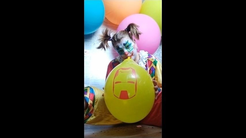 clowngirl play with balloons