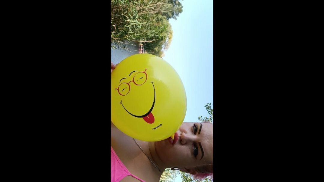 Girl on nature b2psmile balloon