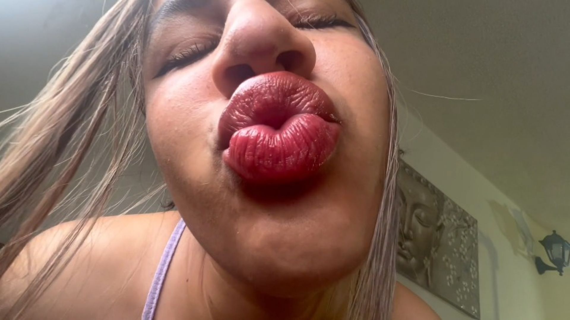 MP4 RESOLUTION Kisses from giantess big lips for valentine