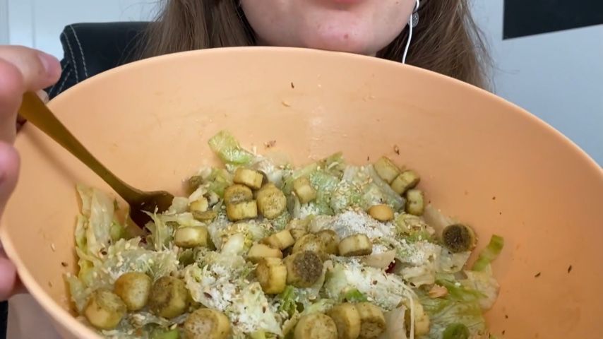 Mukbang 8/ Eating crispy salat