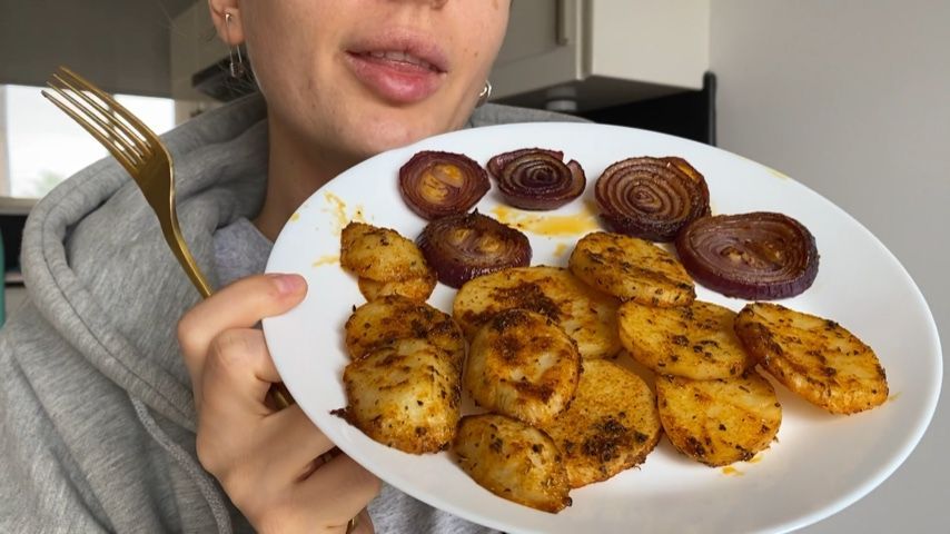 Mukbang 22/ Eating potatoes and onion