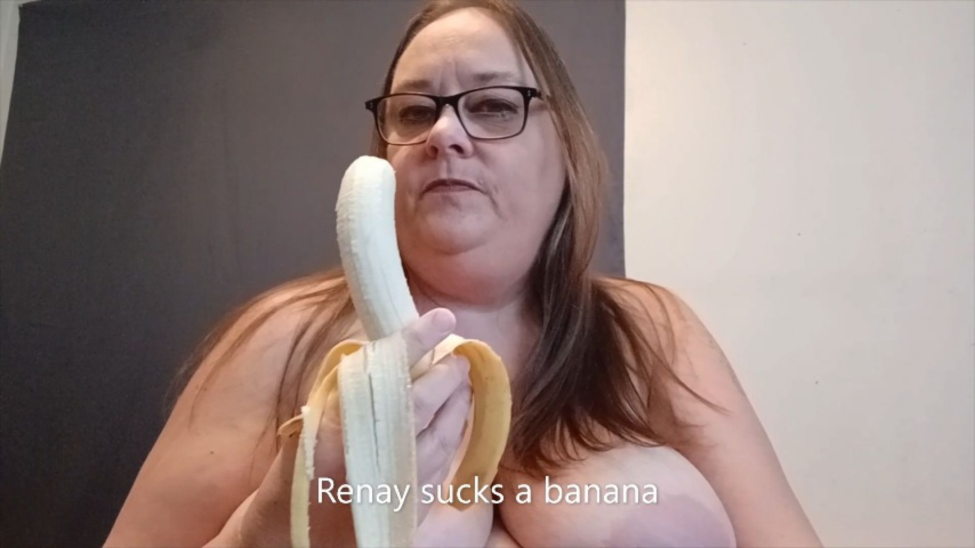 BBW Renay Sucks her banana