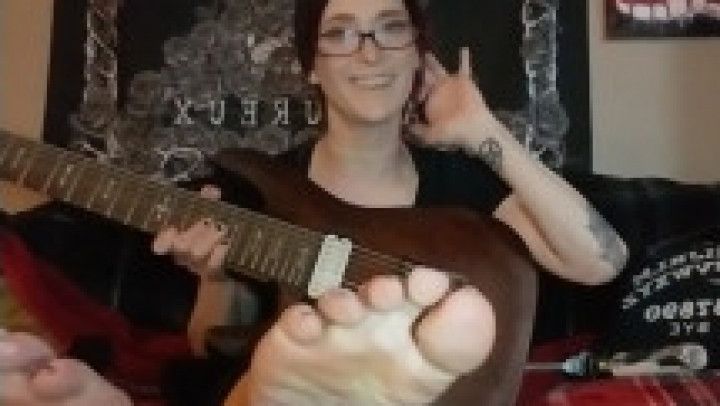 A guitar lesson in feet