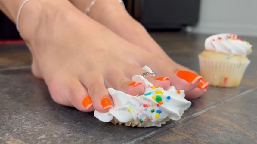 Mini Cupcake Smash with Pretty Toes