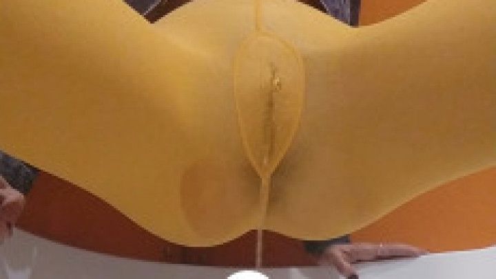 Peeing in yellow pantyhose