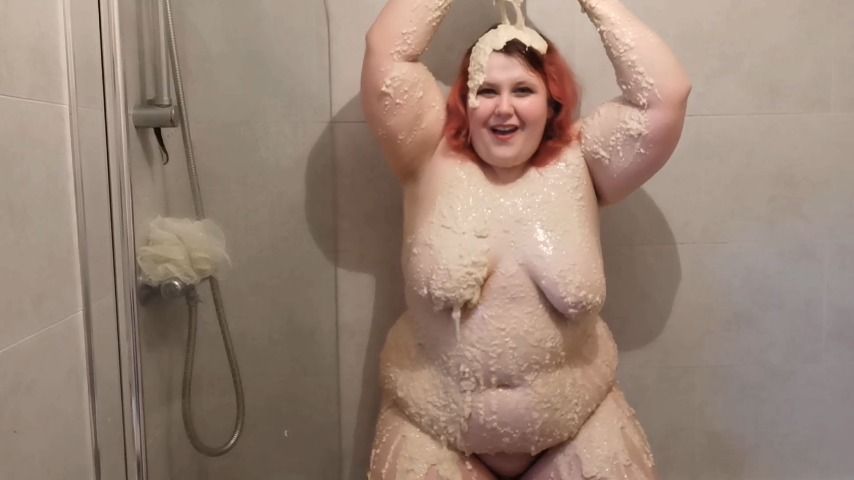 BBW pours porridge overself, messy fun