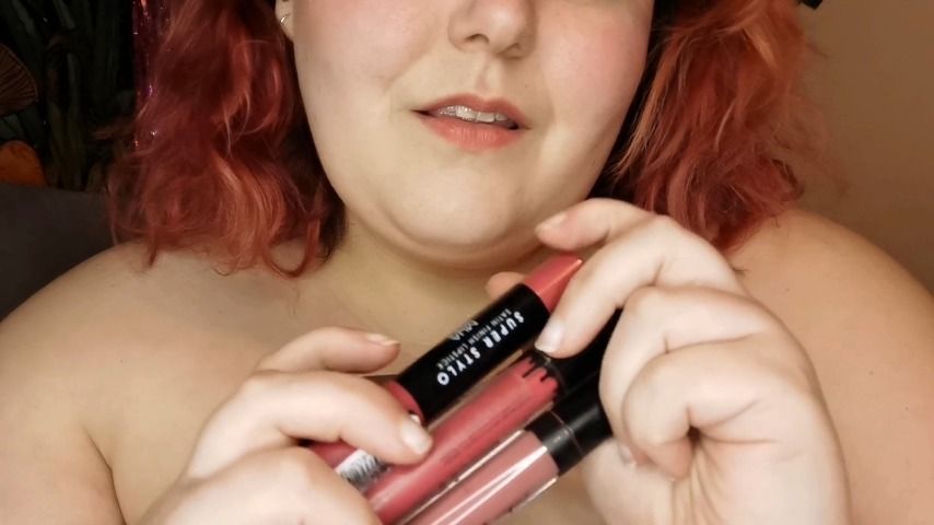 BBW tries on lipsticks and gives kisses