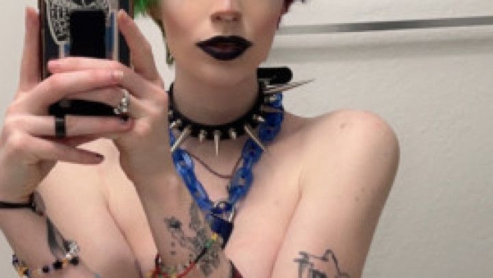 Gothic tomboy shoves a dildo in her asshole