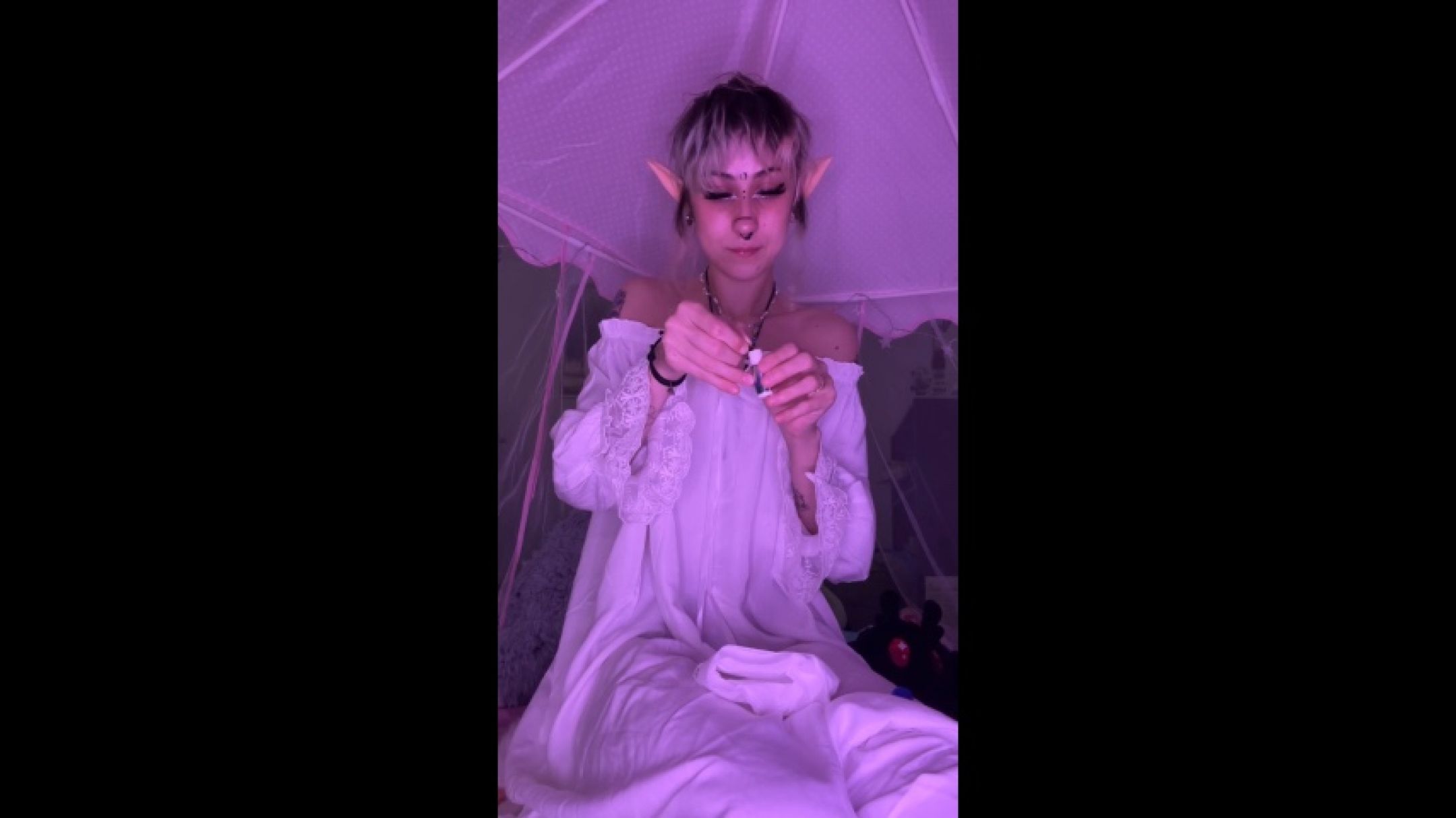 Tired elf uses chhinkni before bed