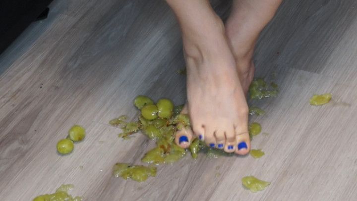 Feet/Food Fetish: Smashing Green Grapes