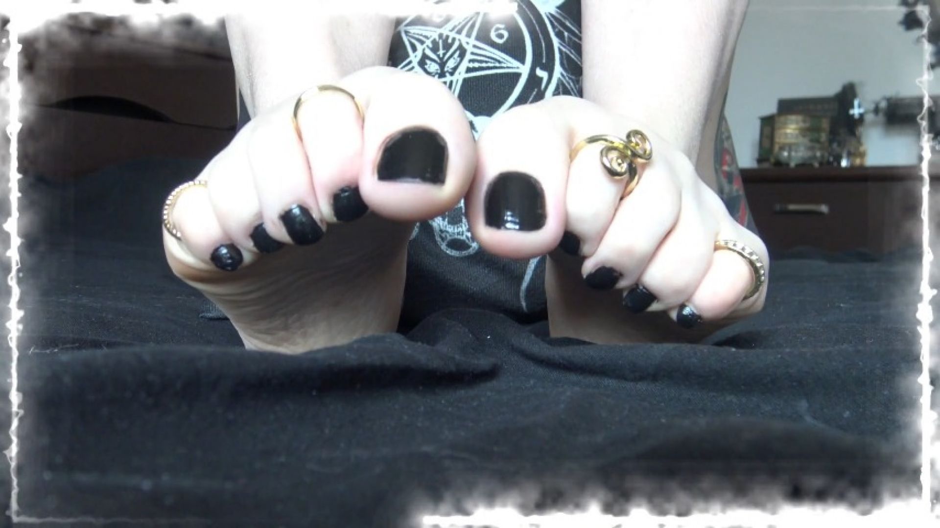 ADDICTED TO MY RINGED FEET