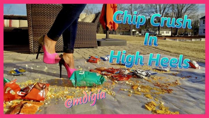 WATCH MDIGIA CRUNCH CHIPS WITH HER HIGH HEELS ASMR