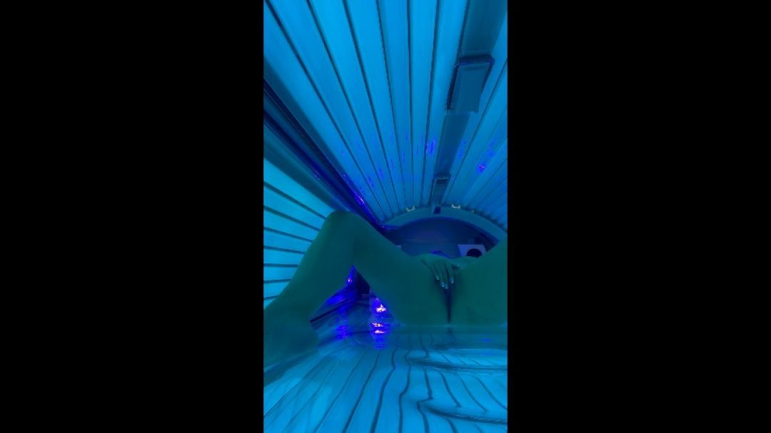 Getting horny in the tanning salon