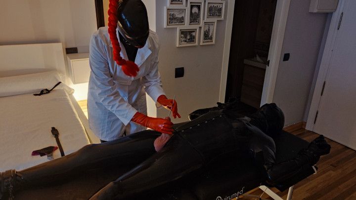 Sura plays with the sub tied up in latex