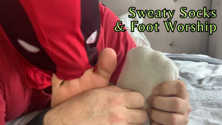 Sweaty sock worship in bed - HOT FOOT WORSHIP