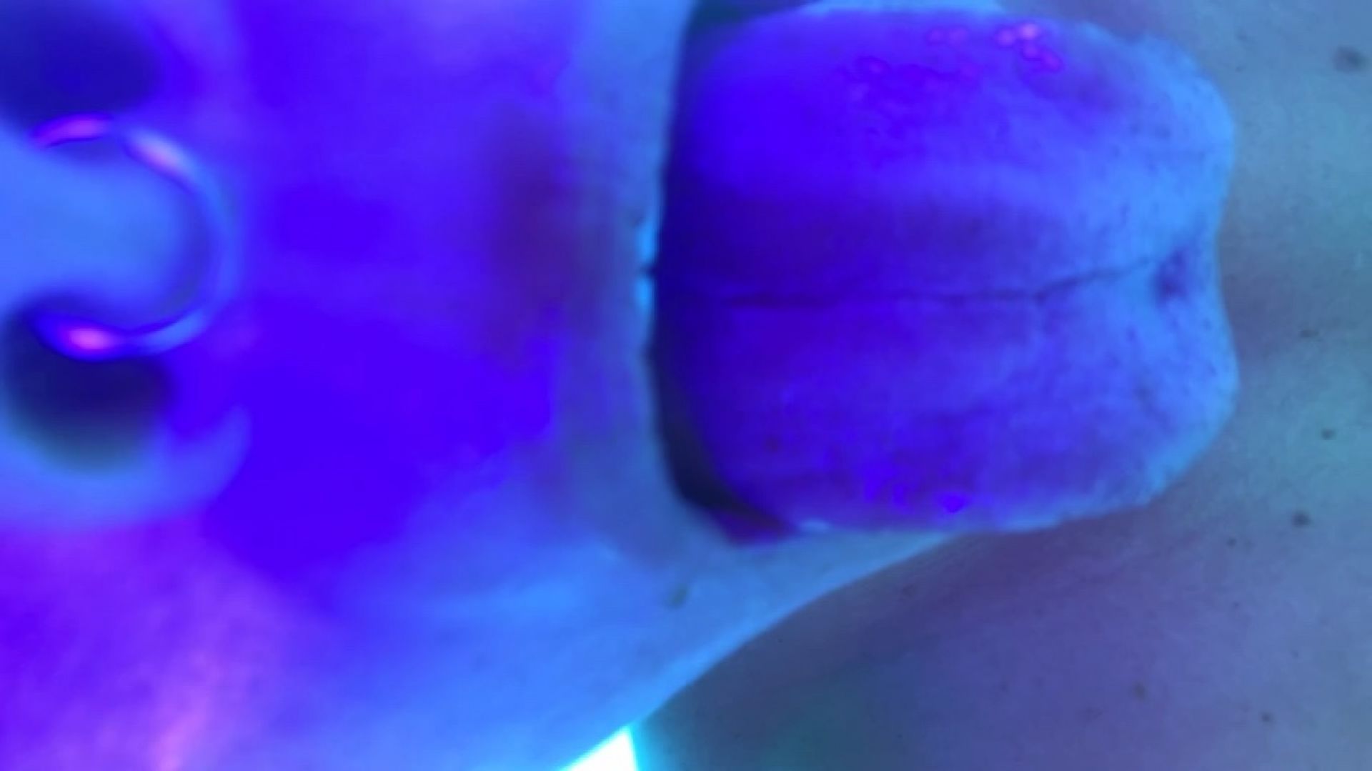 Girl fingers herself in tanning bed