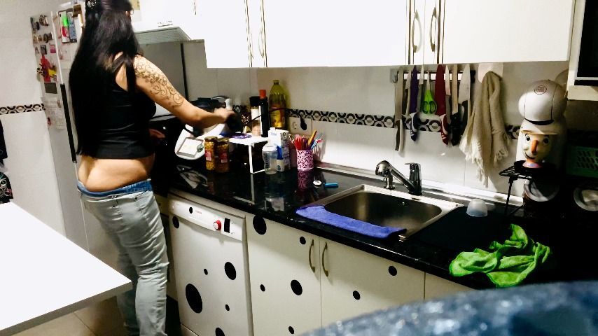 buttcrack in jeans IN THE KITCHEN