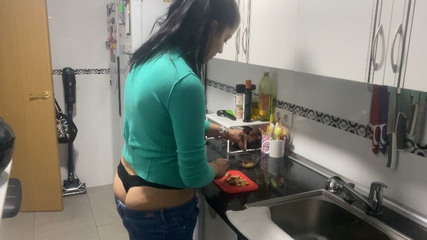 buttcrack in jeans when i cook