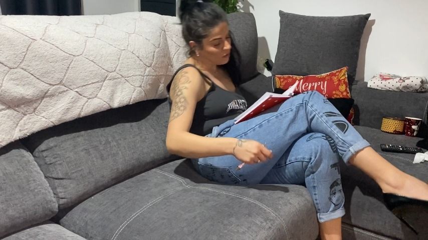 Milf farts in jeans while study