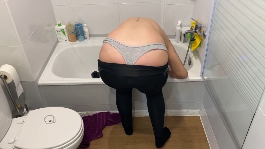 butt crack while I wash my hair over the