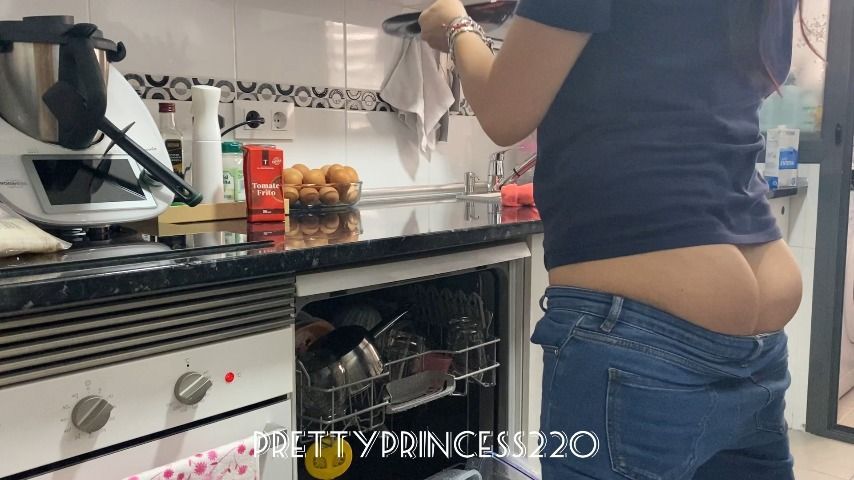 butt crack in the kitchen in jeans