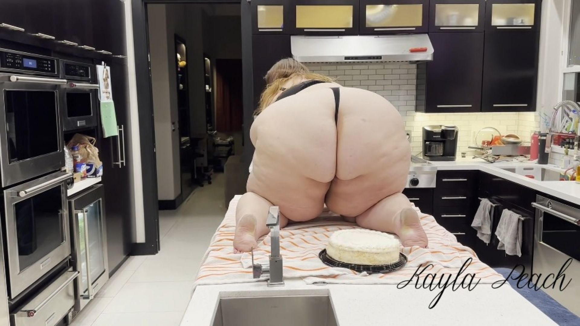 SSBBW Kayla Peach Squashes A Cake