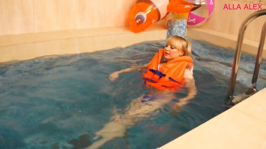 Inflatable vest and swim in the pool