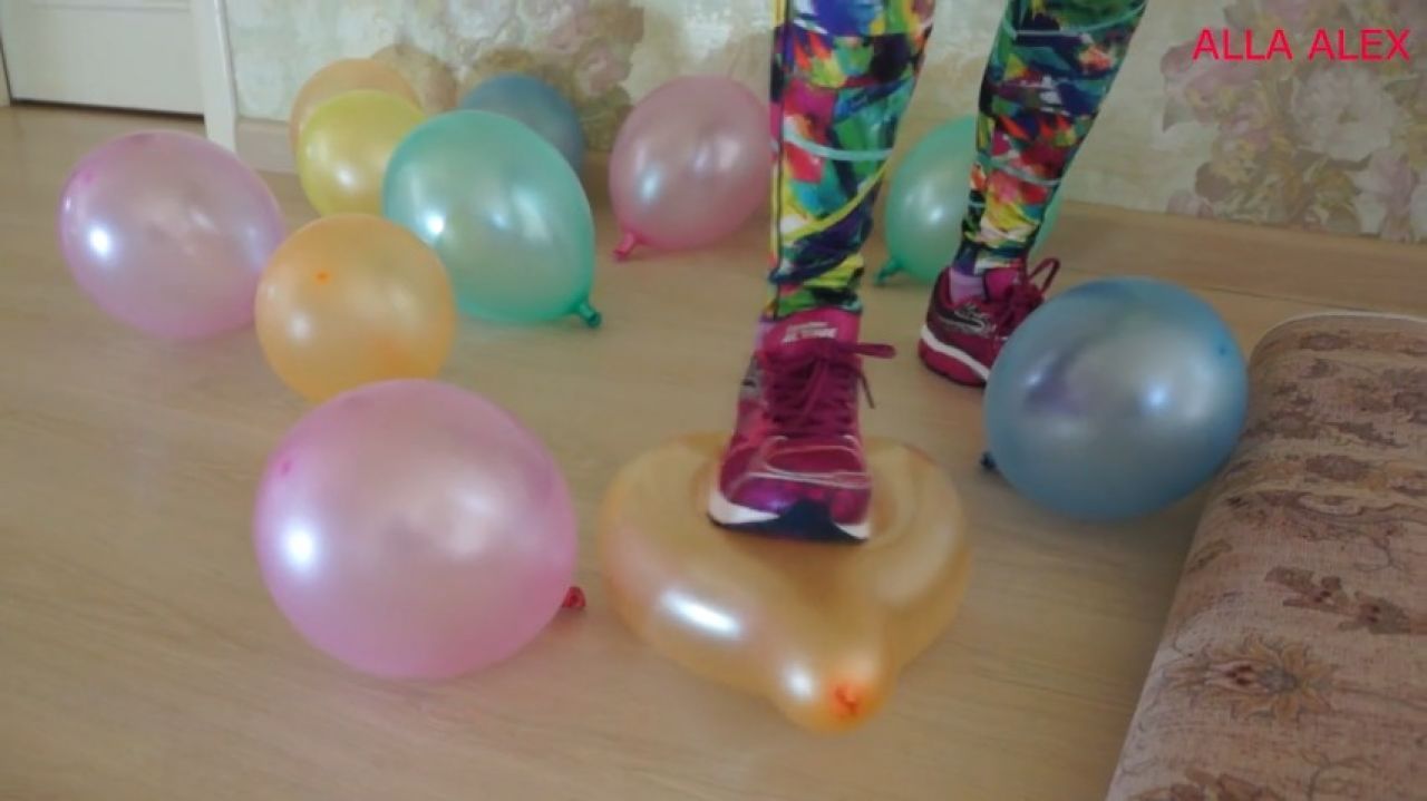 I crush 12 balloons with sneakers